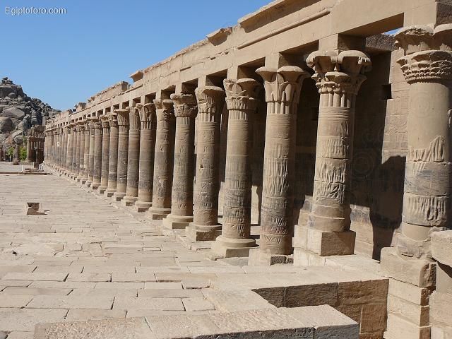 Templo_de_Isis_Columnas