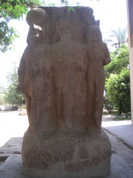 Tríada Menfita. Ramsés II. Path y Sekhmet.Museo al aire libre.